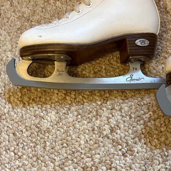 Riedel White Skates with Blade Covers - Sz J12 - Picture 8 of 8